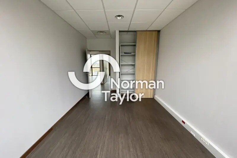 Office in Mauguio for lease - Building Photo - Image 2 of 12