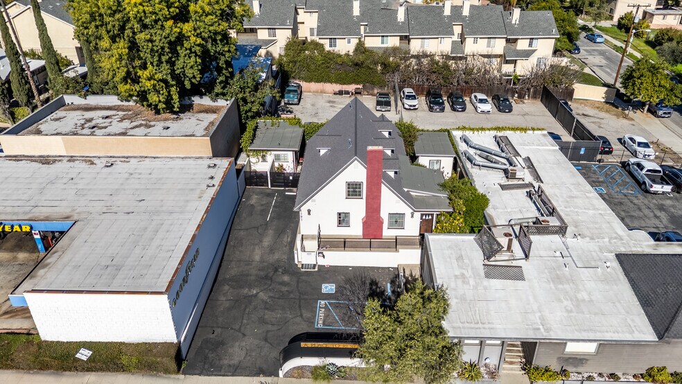 1191 E Walnut St, Pasadena, CA à louer - Photo du bâtiment - Image 3 de 21