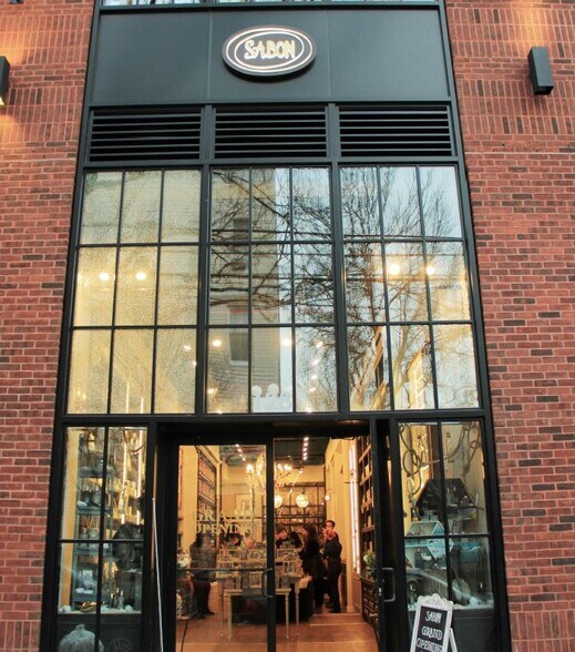 242 Bedford Ave, Brooklyn, NY à louer - Photo du bâtiment - Image 2 de 14