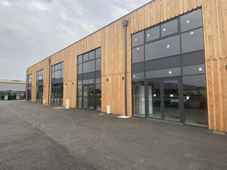 Flex dans SAINT-JEAN-D'ILLAC à louer - Photo du bâtiment - Image 1 de 7