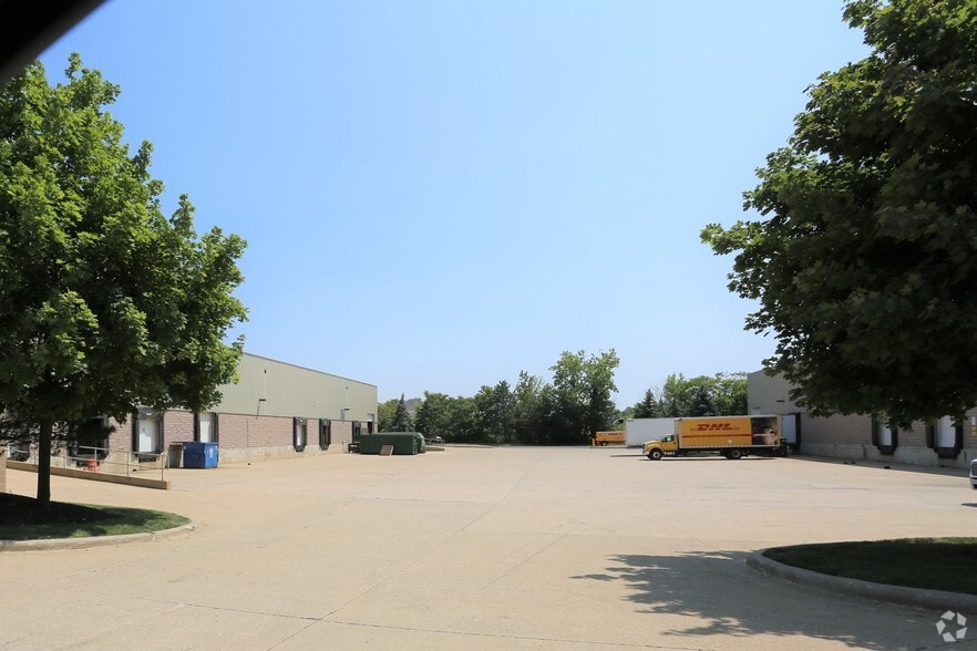 19695 Commerce Pky, Middleburg Heights, OH for lease - Building Photo - Image 2 of 2