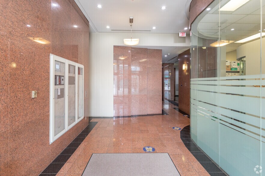 1401 W Broadway, Vancouver, BC à louer - Hall d’entrée - Image 3 de 6