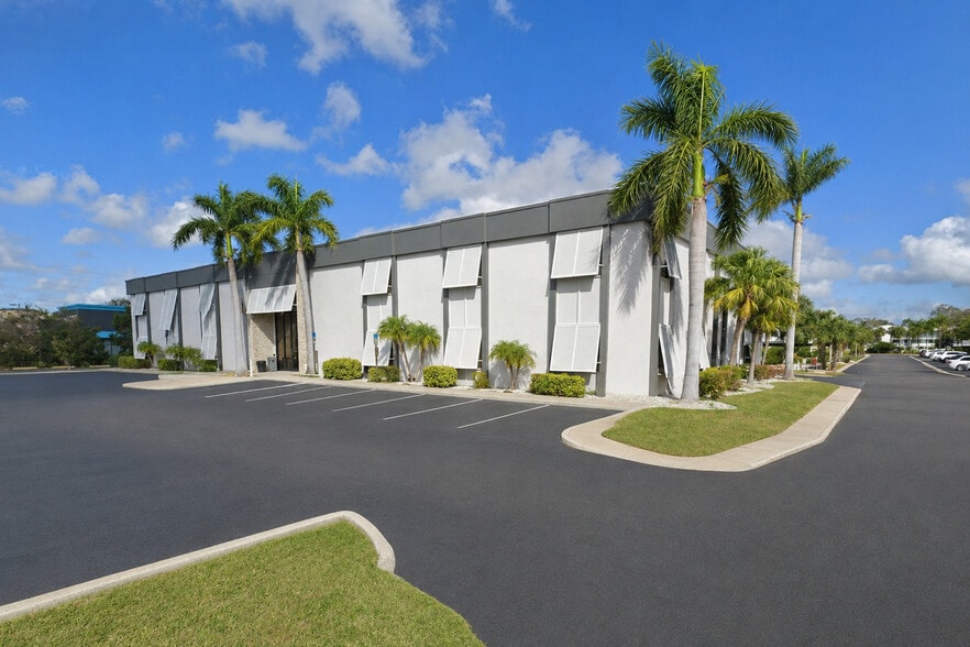 2700 E Bay Dr, Largo, FL for lease - Building Photo - Image 1 of 5