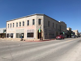 Plus de détails pour 106-110 S Cherokee St, San Saba, TX - Commerce de détail à louer