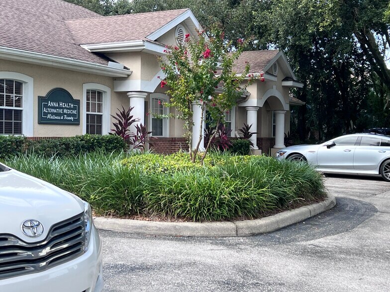 9724 N Armenia Ave, Tampa, FL à vendre - Photo du bâtiment - Image 2 de 14