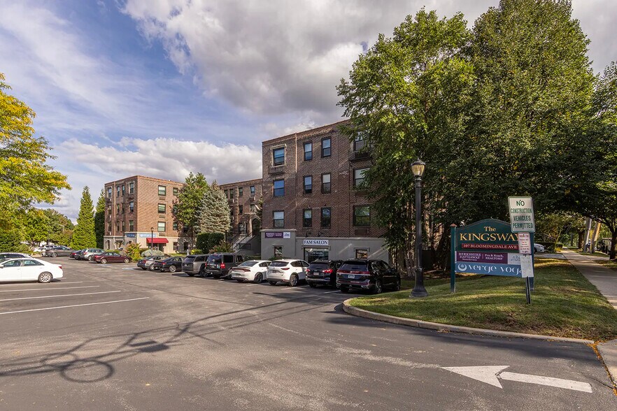 250 W Lancaster Ave, Wayne, PA à louer - Photo du bâtiment - Image 3 de 8