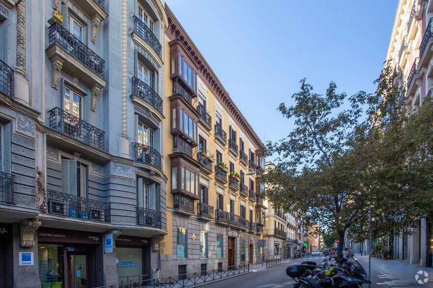 Immeuble residentiel dans Madrid, Madrid à vendre - Photo du bâtiment - Image 2 de 2