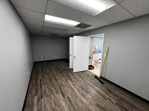 1210 NW Valley Ridge Dr, Grain Valley, MO for lease Interior Photo- Image 1 of 9