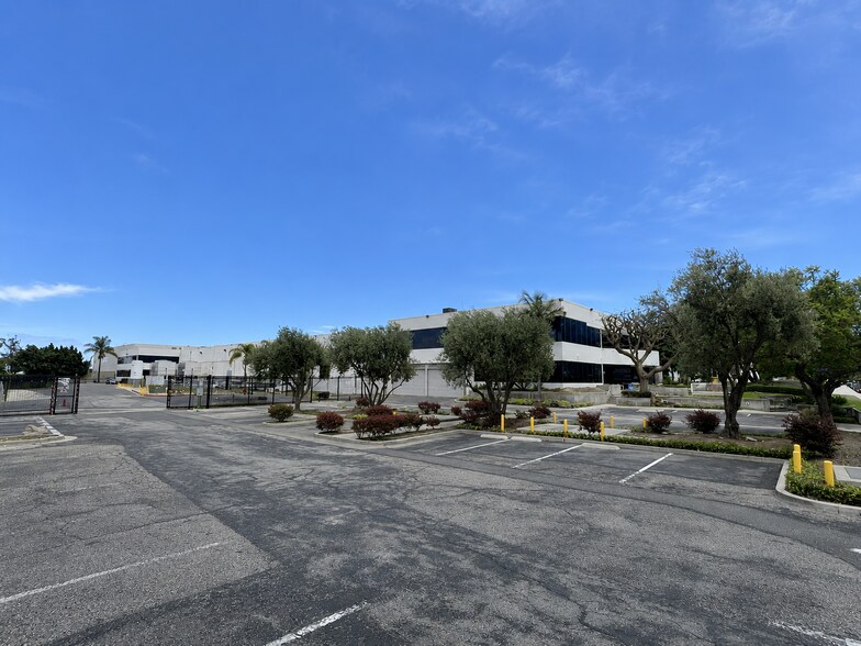 3030-3088 Walnut Ave, Long Beach, CA à louer - Photo du bâtiment - Image 2 de 17
