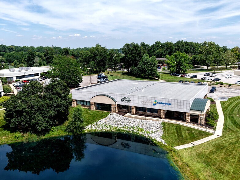 7559 W Jefferson Blvd, Fort Wayne, IN à louer - Photo du bâtiment - Image 2 de 8