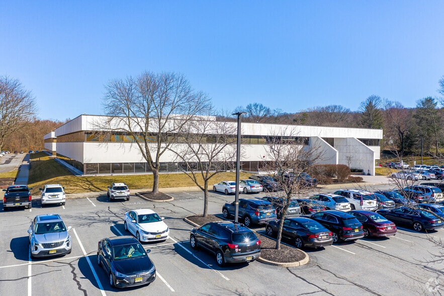 354 Eisenhower Pky, Livingston, NJ à louer - Photo du bâtiment - Image 3 de 12