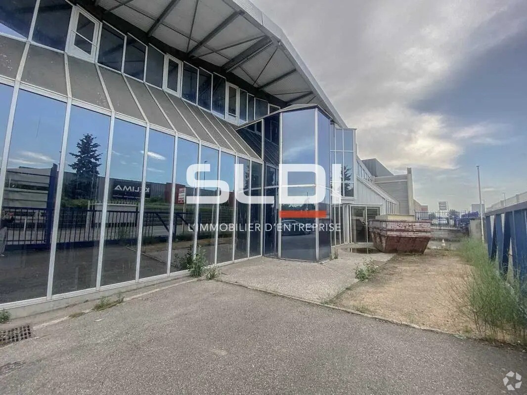 Flex in Vaulx-en-Velin for lease Building Photo- Image 1 of 7