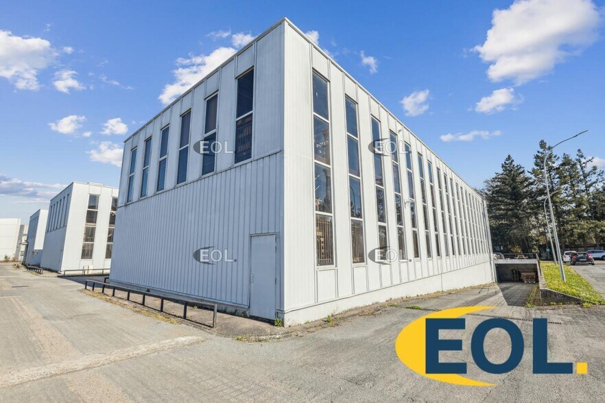 Flex in Les Loges-en-Josas for sale - Building Photo - Image 2 of 5