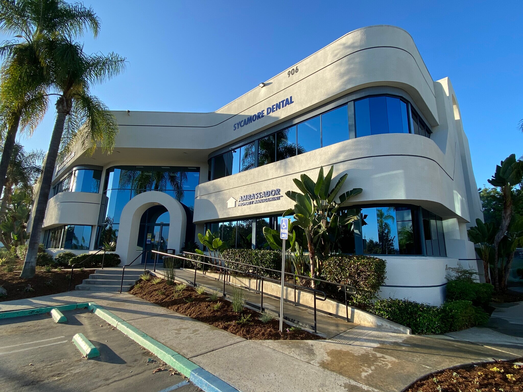 906 Sycamore Ave, Vista, CA à louer Photo du bâtiment- Image 1 de 11