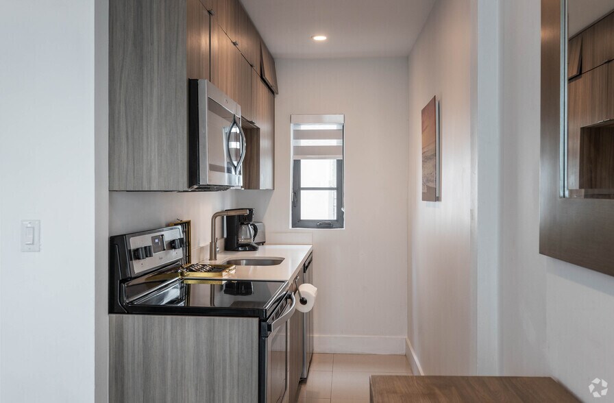 7910 Byron Ave, Miami Beach, FL à vendre - Photo intérieure - Image 2 de 24