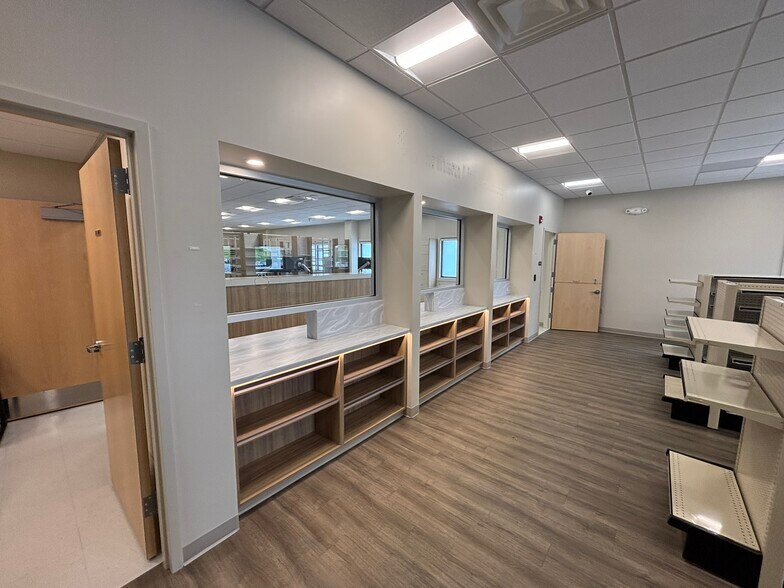 295 Kennedy Memorial Dr, Waterville, ME à louer - Photo du bâtiment - Image 3 de 8