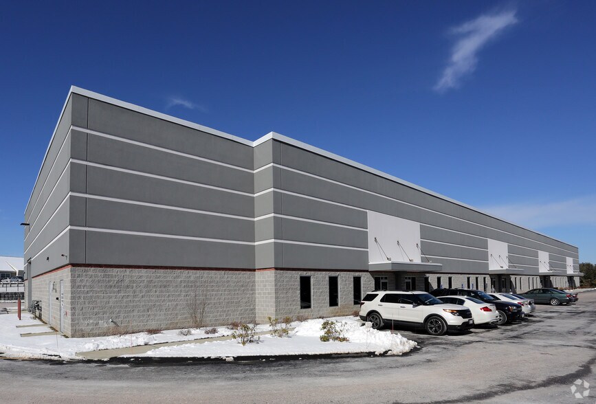 220 Paramount Dr, Raynham, MA à louer - Photo du bâtiment - Image 2 de 9