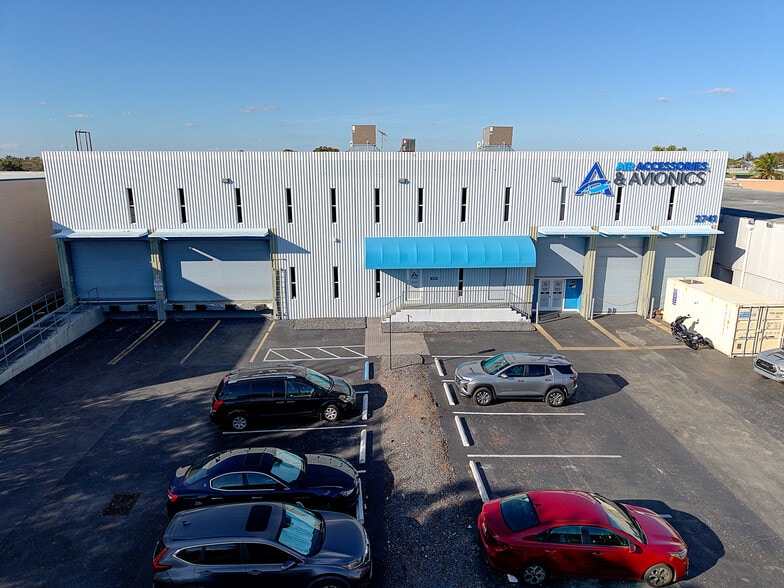 2741 W 76th St, Hialeah, FL à louer - Photo principale - Image 3 de 32