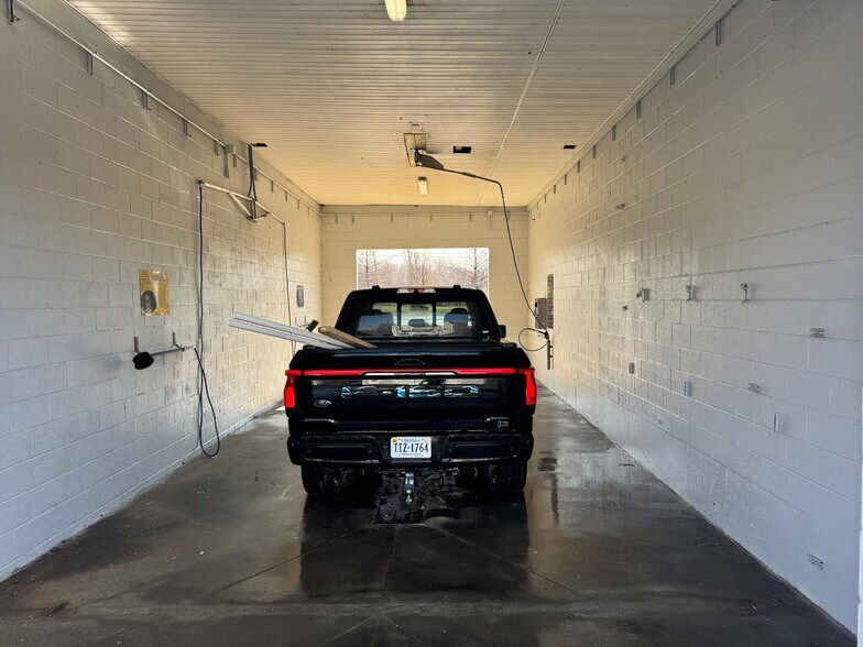 Car Wash Portfolio 2 Locations portefeuille de 2 propriétés à vendre sur LoopNet.ca - Photo du bâtiment - Image 2 de 19