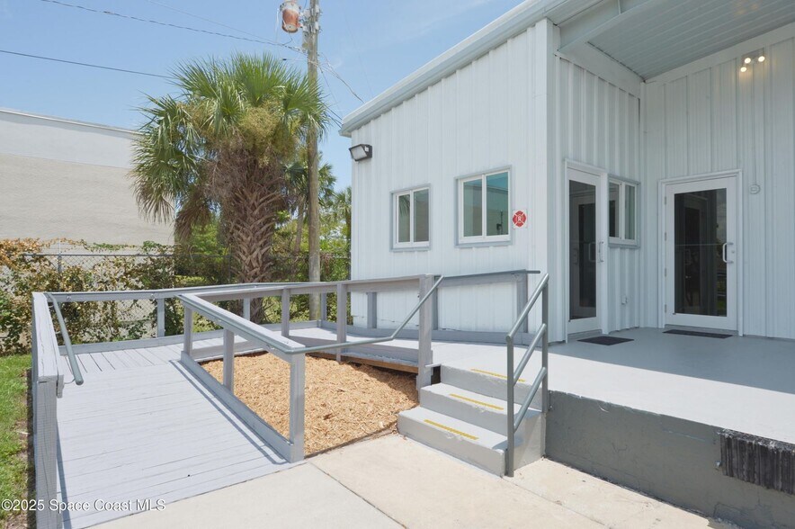 425 S Wickham Rd, Melbourne, FL à vendre - Photo du bâtiment - Image 2 de 11