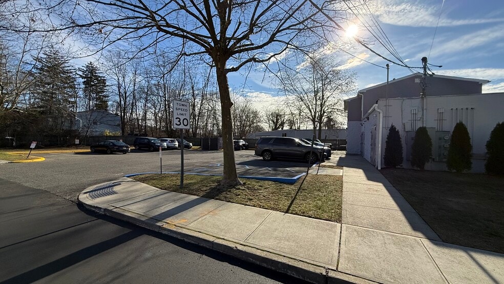 51 Carleton Ave, Islip Terrace, NY à vendre - Photo du bâtiment - Image 3 de 4