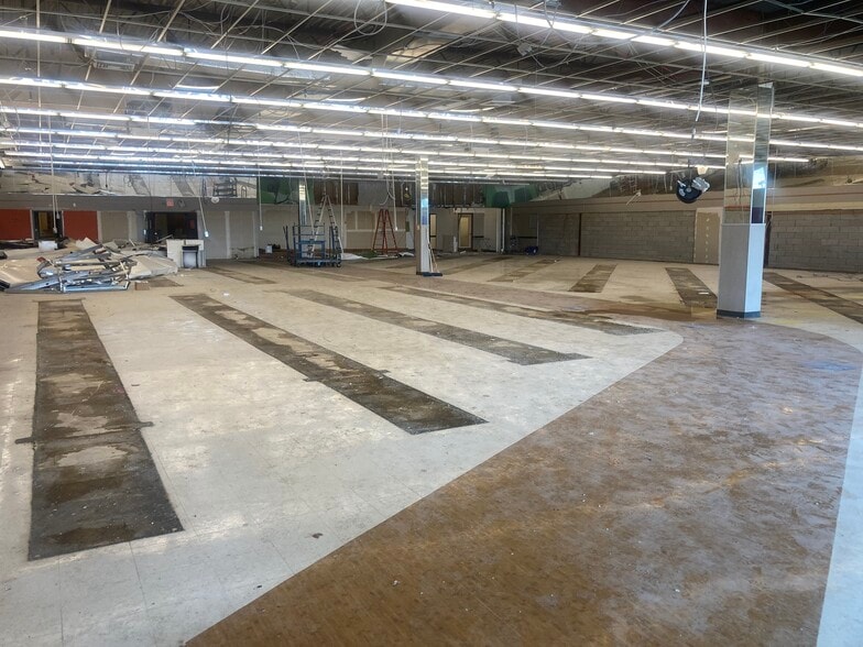 367-425 N Service Rd, Patchogue, NY for lease - Interior Photo - Image 2 of 20