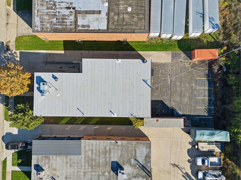 1425 Louis Ave, Elk Grove Village, IL à louer - Photo du bâtiment - Image 2 de 10