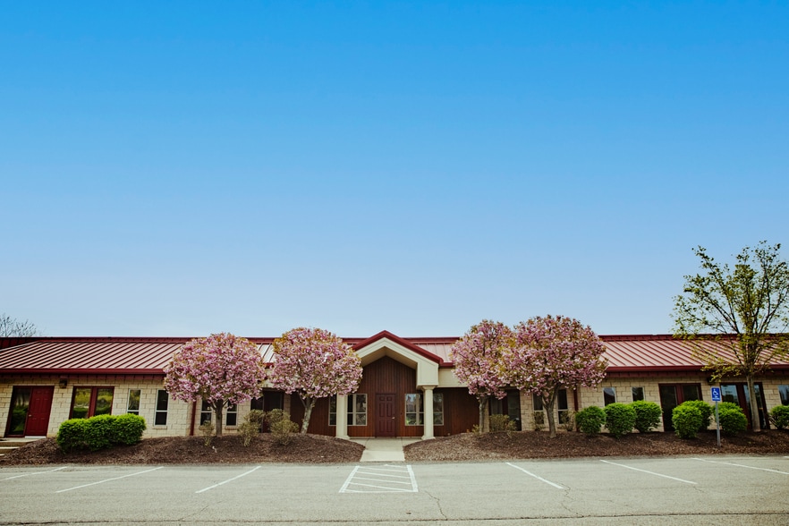 100 Emerson Ln, Bridgeville, PA for lease - Building Photo - Image 2 of 25