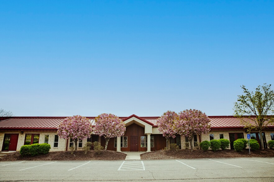 100 Emerson Ln, Bridgeville, PA à louer - Photo du bâtiment - Image 2 de 25