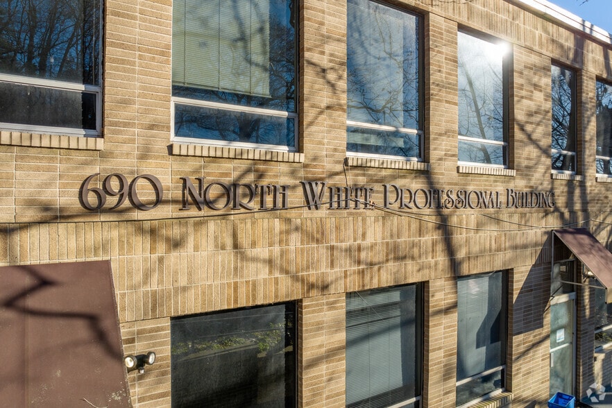 690 N Broadway, White Plains, NY à louer - Photo du bâtiment - Image 2 de 7