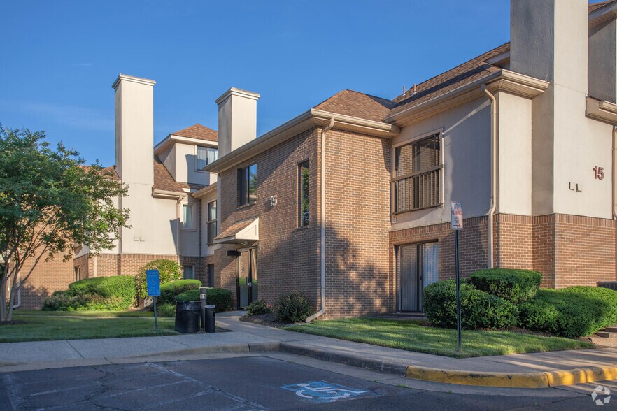 315 Elden St, Herndon, VA à vendre - Photo du bâtiment - Image 2 de 43