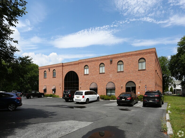 219 E Main St, Mechanicsburg, PA à louer - Photo du bâtiment - Image 2 de 3