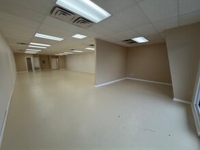 1772 W Sunset Ave, Springdale, AR for lease Interior Photo- Image 2 of 7