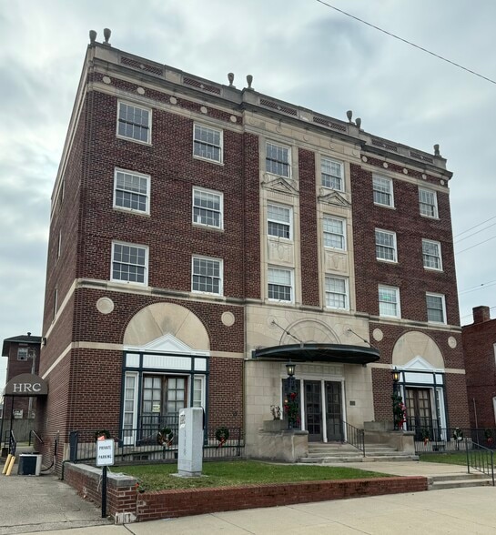 118 E Court St, Paris, IL for sale - Building Photo - Image 1 of 32