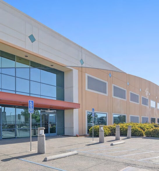 2323 Avenida Costa Este, San Diego, CA for lease - Building Photo - Image 2 of 14