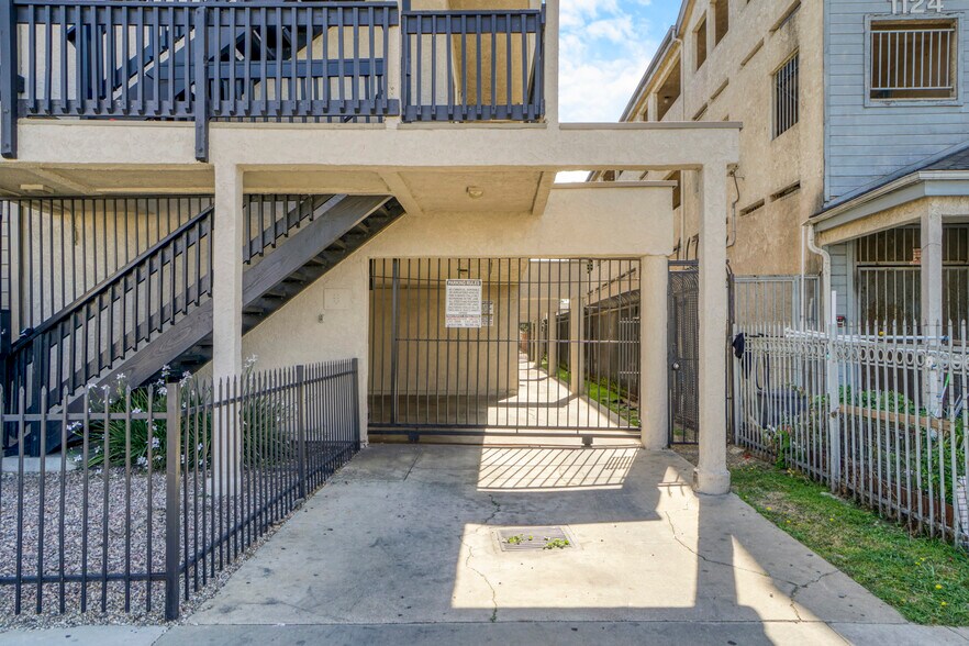 1126 Raymond Ave, Long Beach, CA à vendre - Photo du bâtiment - Image 3 de 22