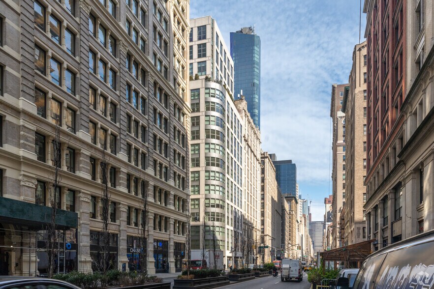 240 Park Ave S, New York, NY à louer - Photo du bâtiment - Image 2 de 9