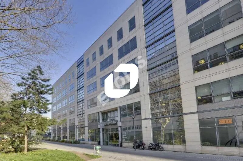 Bureau dans Saint-Denis à louer - Photo du bâtiment - Image 1 de 11