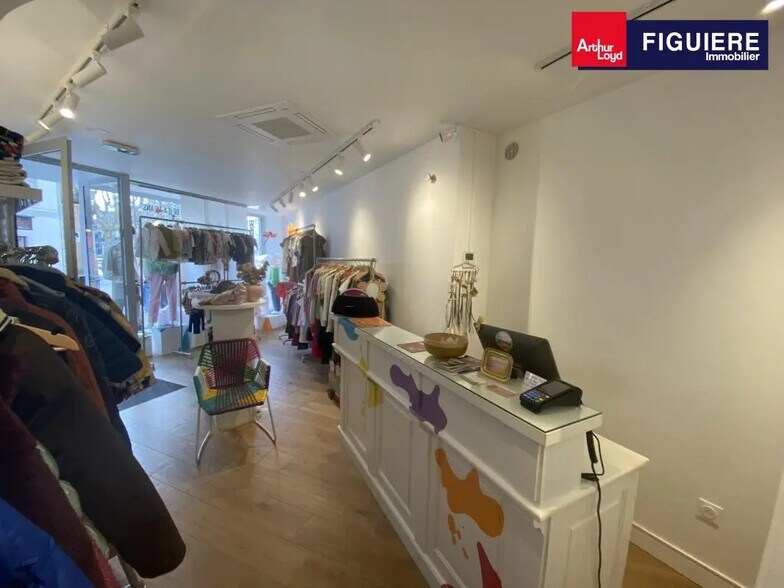 Retail in Salon-de-Provence for lease - Interior Photo - Image 1 of 10