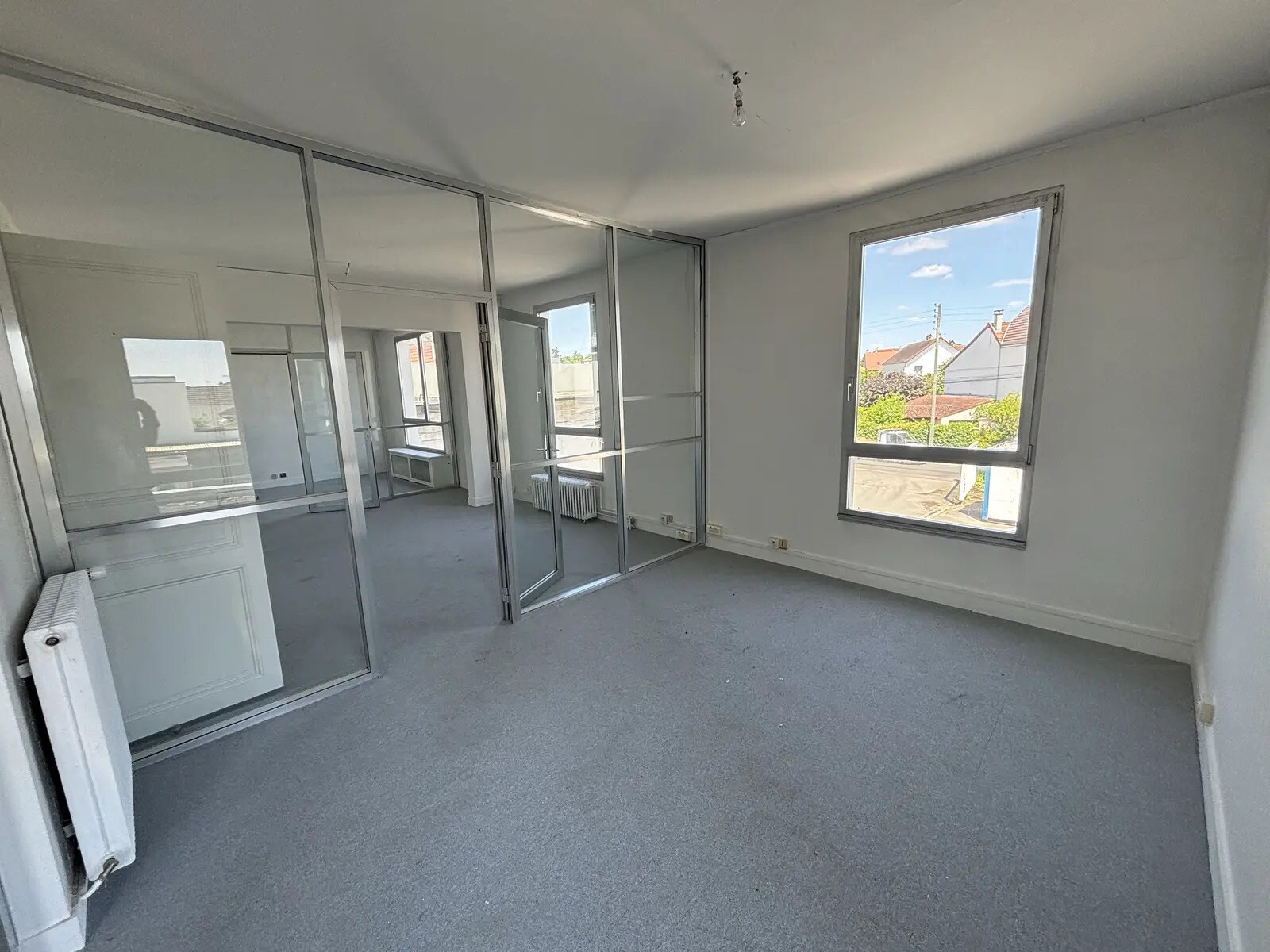 Office in Houilles for lease Interior Photo- Image 1 of 10