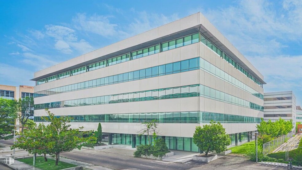 Calle Julián Camarillo, 4 C, Madrid, Madrid for lease - Commercial Listing Video - Image 2 of 18