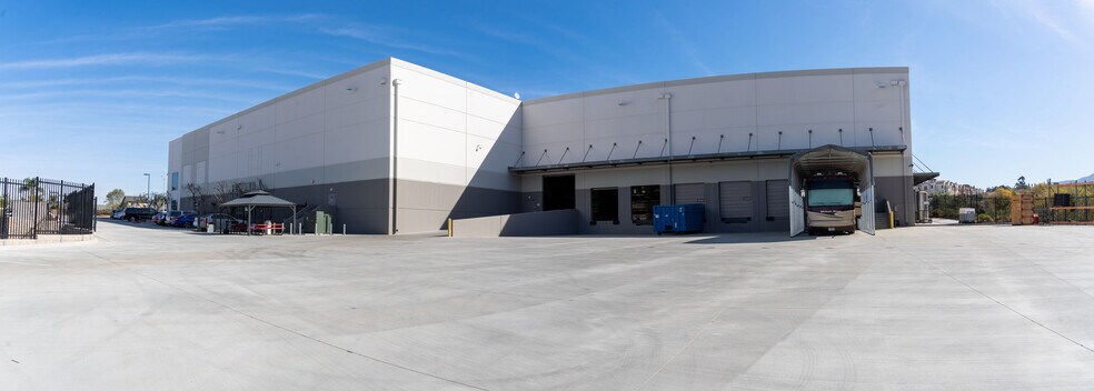 2620 Palisades Dr, Corona, CA à louer - Photo du bâtiment - Image 2 de 9