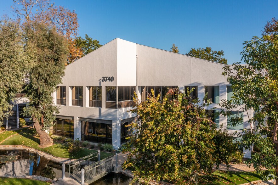 3740 S Susan St, Santa Ana, CA à louer - Photo du bâtiment - Image 1 de 13