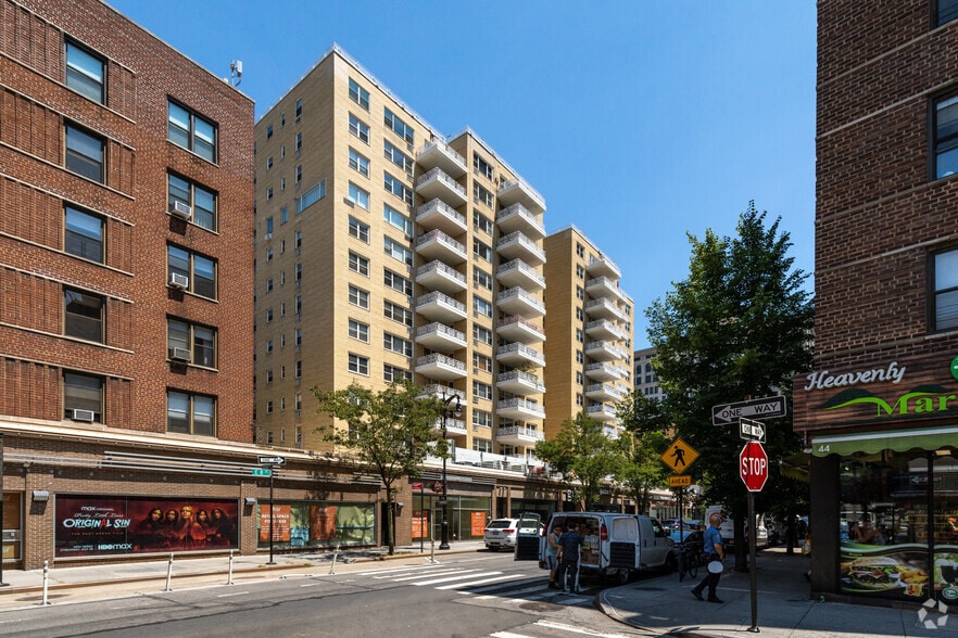 51-61 E 8th St, New York, NY à louer - Photo du bâtiment - Image 2 de 2