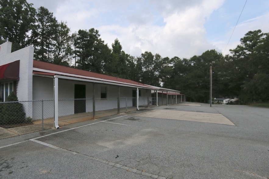 1202 Charles Raper Jonas Hwy, Mount Holly, NC à louer - Photo principale - Image 1 de 17