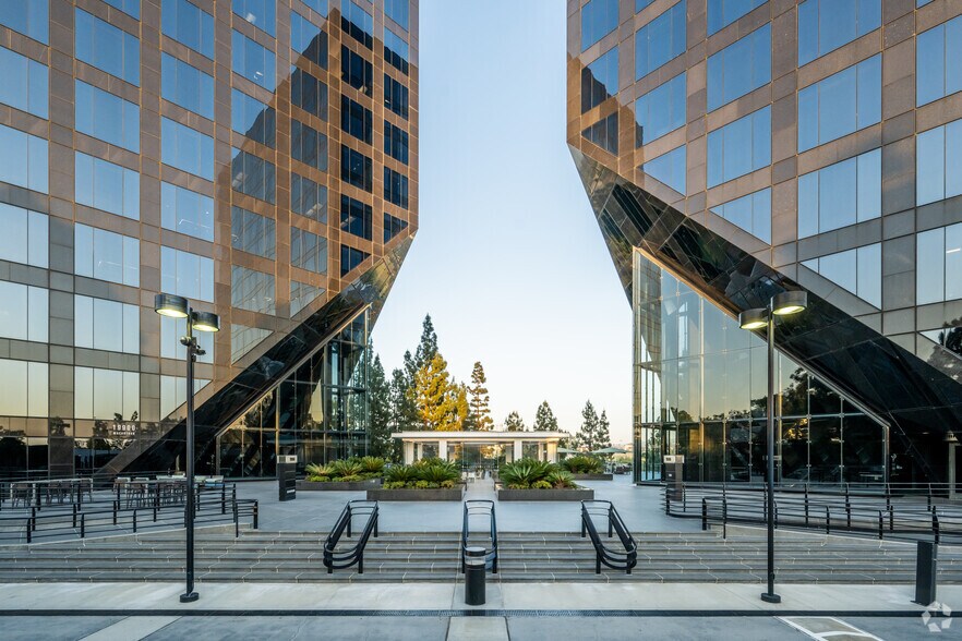 19900 MacArthur Blvd, Irvine, CA à louer - Photo du bâtiment - Image 2 de 13