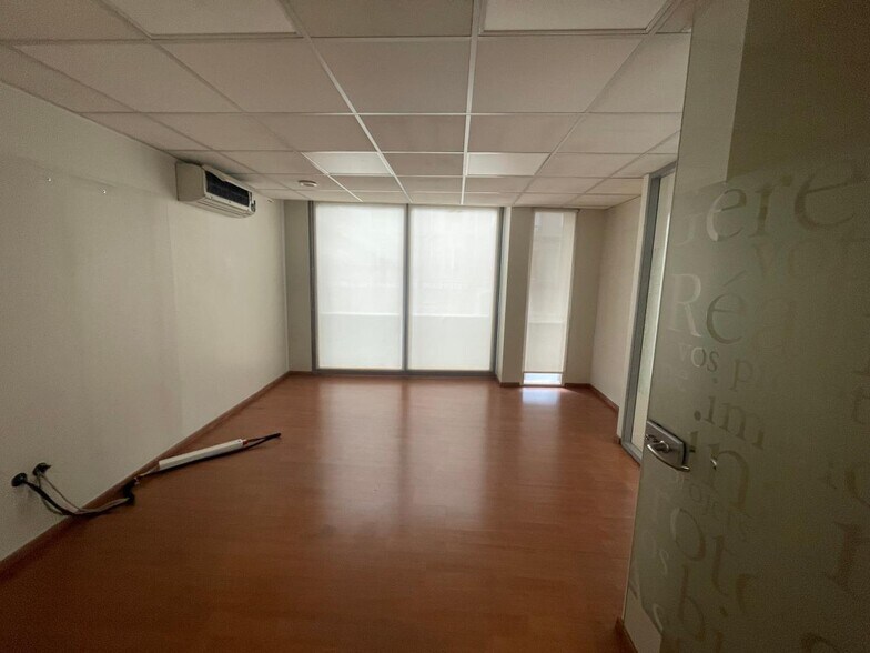 Office in Montreuil for lease - Interior Photo - Image 3 of 11