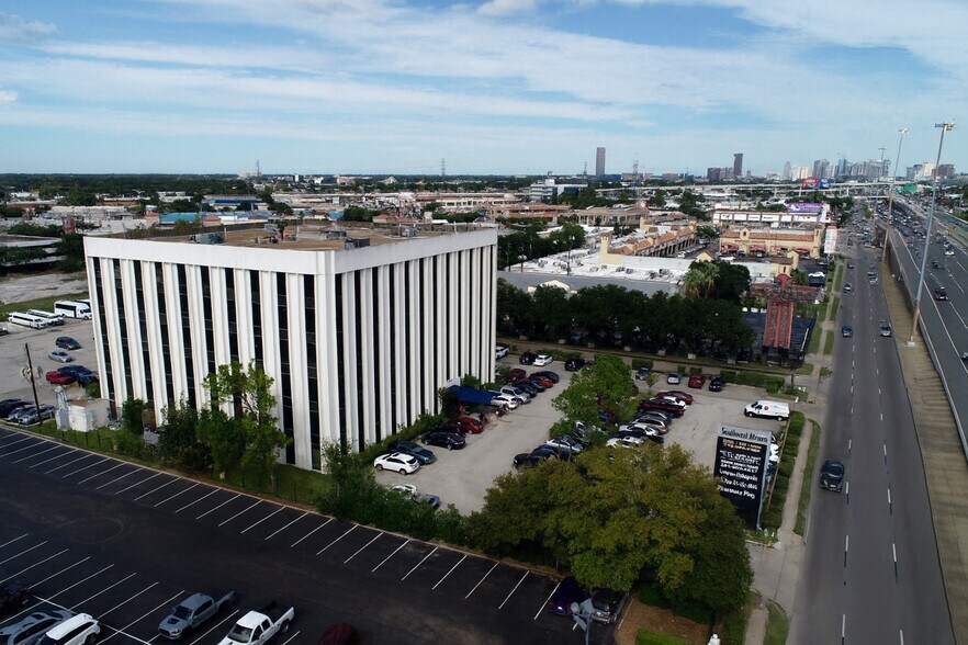 6776 Southwest Fwy, Houston, TX à vendre - Photo du bâtiment - Image 1 de 7