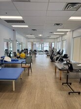 8975 W Golf Rd, Niles, IL à louer Photo intérieure- Image 2 de 5