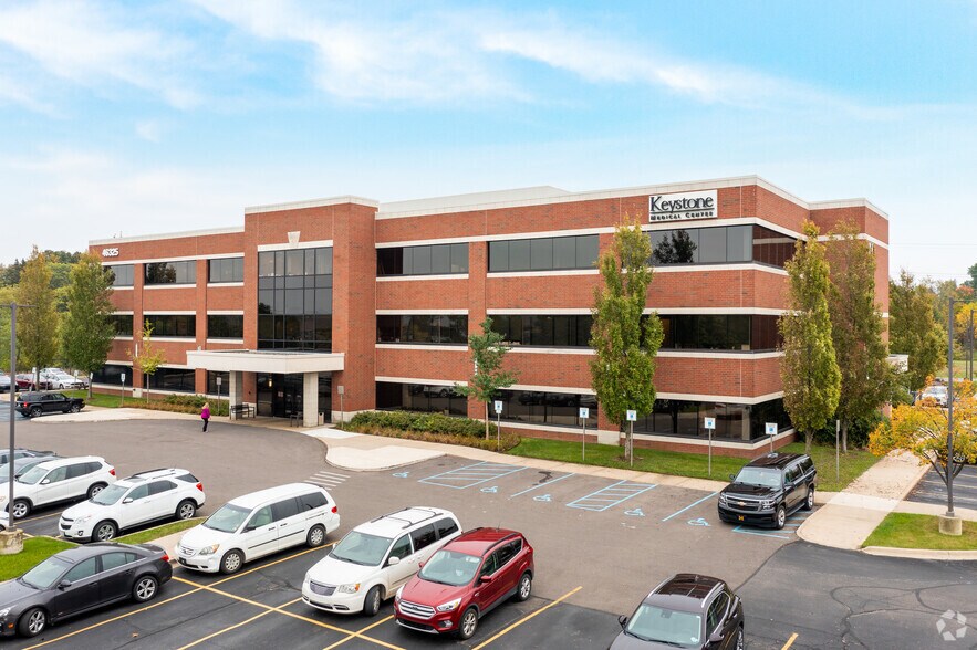 46325 W 12 Mile Rd, Novi, MI à louer - Photo du bâtiment - Image 1 de 5